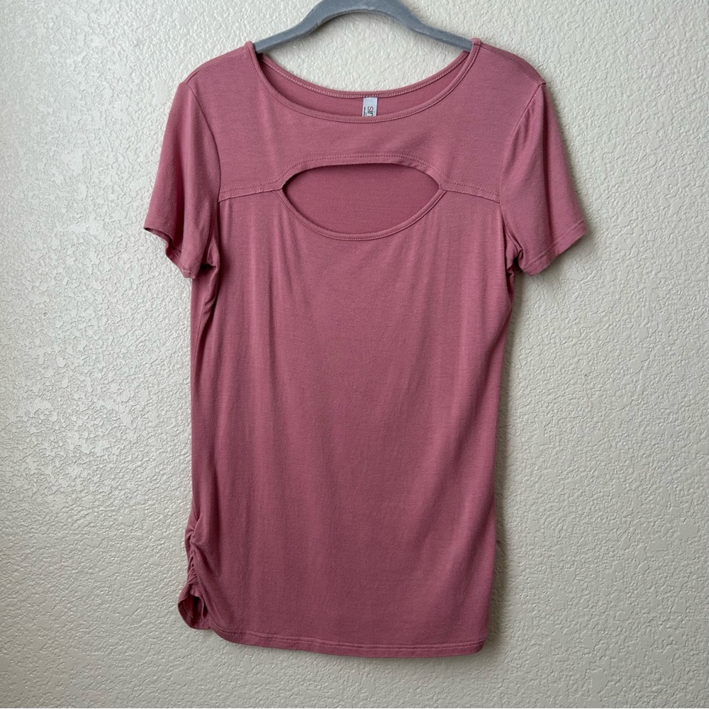 *Free w/ purchase* Rose Mauve pink keyhole shirt